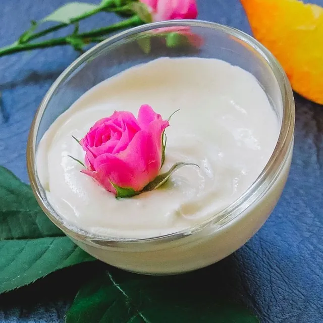 Jar of lightweight day cream with rosebud
